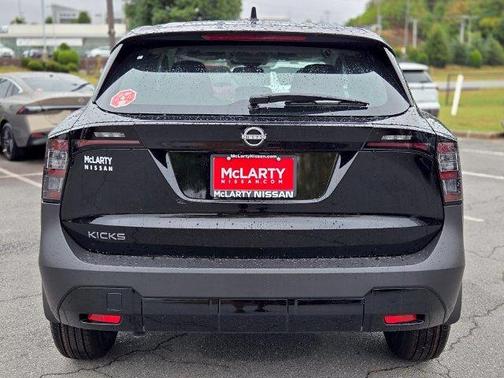 Super Black 2027 Nissan Kicks S