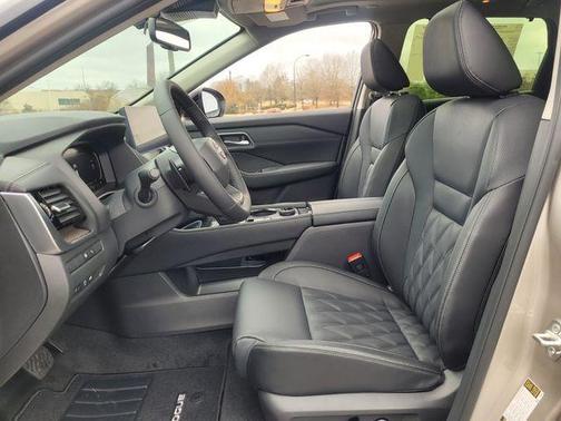 2t Chpn Blk Roo 2026 Nissan Rogue Platinum