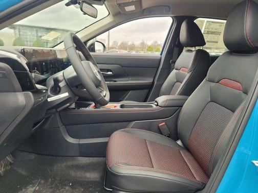 2t Ice Blk Roof 2026 Nissan Kicks SR