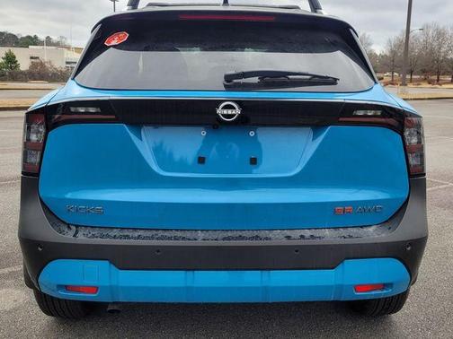 2t Ice Blk Roof 2026 Nissan Kicks SR