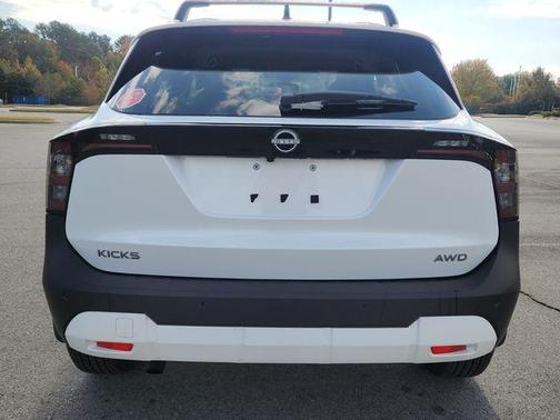 Aspen White Tri 2026 Nissan Kicks SV