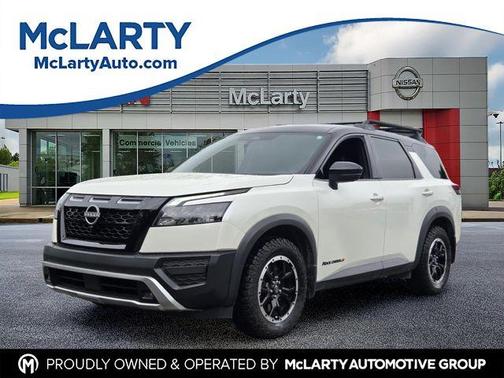 2 Tone White / Black Roof 2023 Nissan Pathfinder Rock Creek