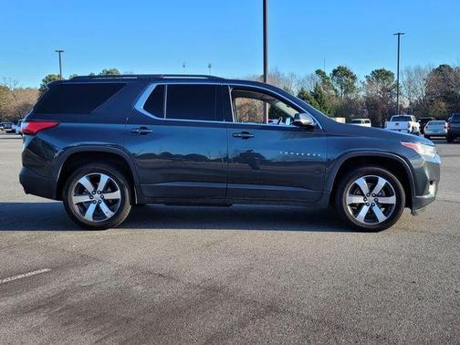 Graphite Metallic 2020 Chevrolet Traverse LT Leather