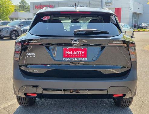 Super Black 2027 Nissan Kicks SV