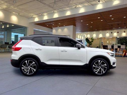 Crystal White 2021 Volvo XC40 T5 R-Design