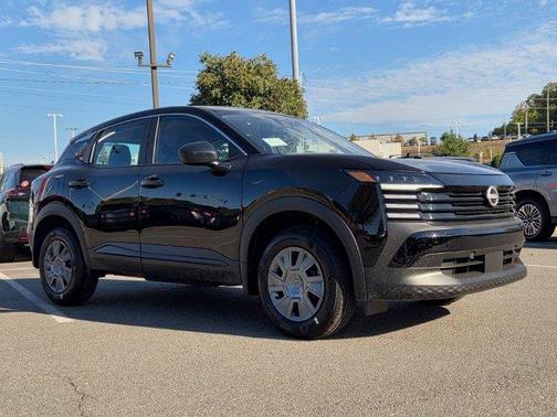 Super Black 2027 Nissan Kicks S
