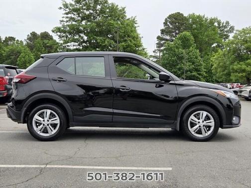 Super Black 2025 Nissan Kicks Play S