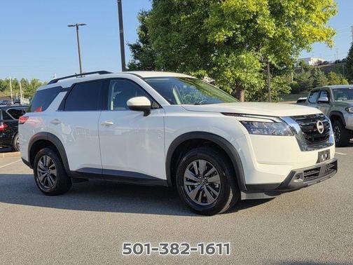 Glacier White 2025 Nissan Pathfinder SV