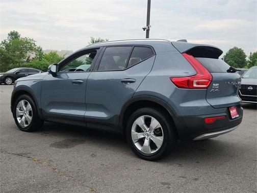 2022 Volvo XC40 T5 Momentum