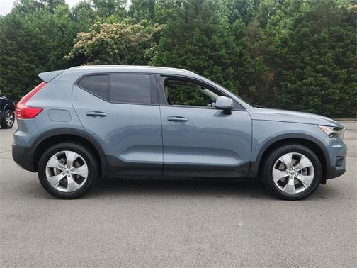 2022 Volvo XC40 T5 Momentum