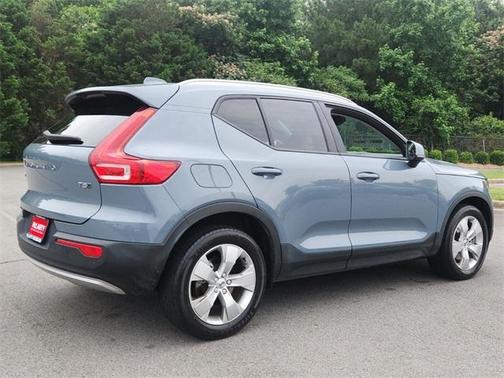 2022 Volvo XC40 T5 Momentum