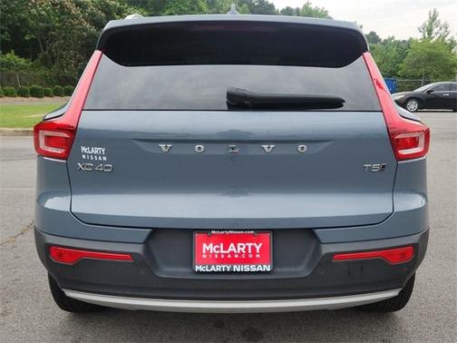 2022 Volvo XC40 T5 Momentum