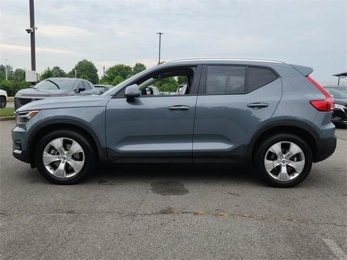 2022 Volvo XC40 T5 Momentum