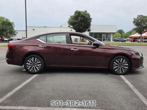 Garnet Pearl 2025 Nissan Altima SV