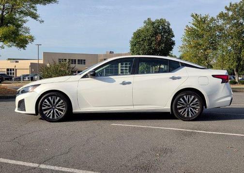 Pearl White 2025 Nissan Altima SV