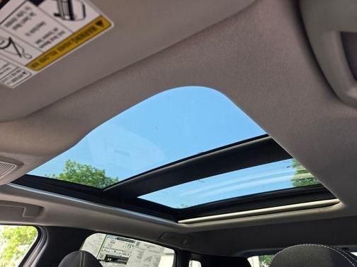 2t Wht Blk Roof 2026 Nissan Kicks SV