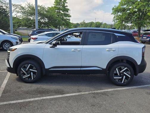 2t Wht Blk Roof 2026 Nissan Kicks SV