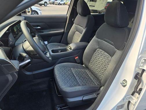 2t Wht Blk Roof 2026 Nissan Kicks SV