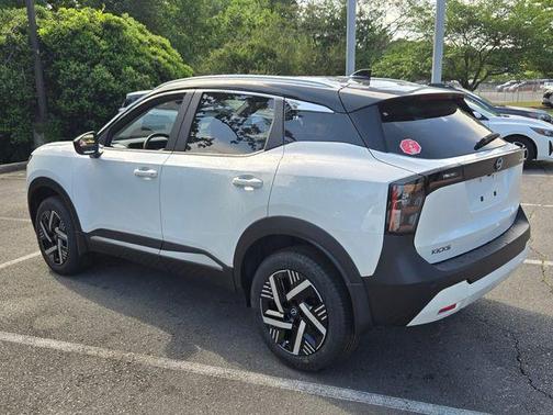2t Wht Blk Roof 2026 Nissan Kicks SV