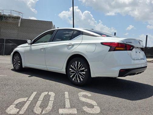 Pearl White Tri-Coat 2026 Nissan Altima SV