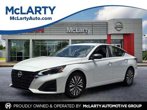 Glacier White 2025 Nissan Altima SV