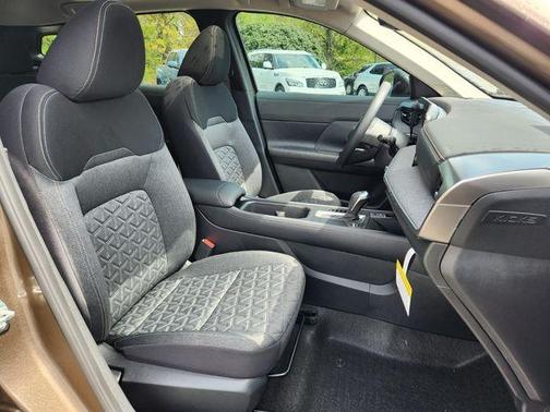 Canyon Bronze M 2026 Nissan Kicks SV