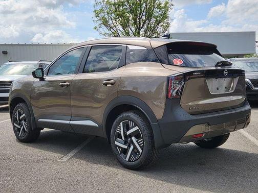 Canyon Bronze M 2026 Nissan Kicks SV