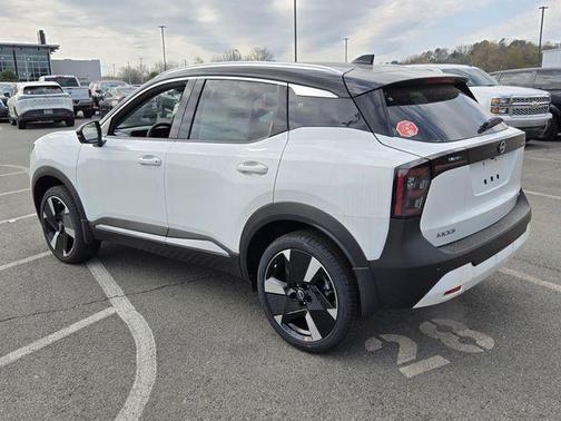 2t Wht Blk Roof 2026 Nissan Kicks SR