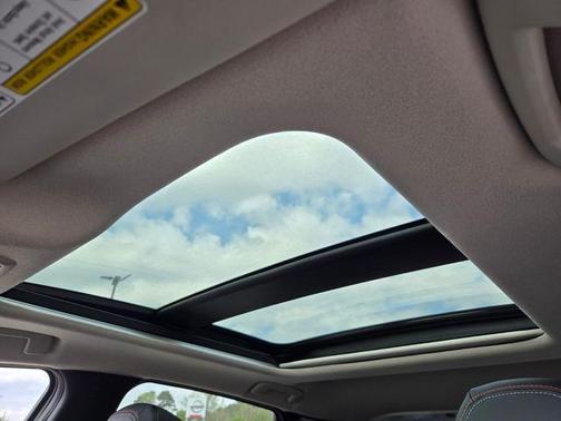 2t Wht Blk Roof 2026 Nissan Kicks SR