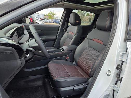 2t Wht Blk Roof 2026 Nissan Kicks SR