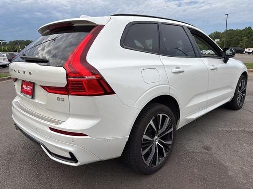 2023 Volvo XC60 B5 Plus Dark Theme