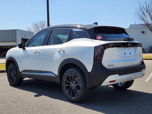 2t Wht Blk Roof 2026 Nissan Kicks SR