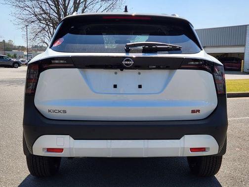 2t Wht Blk Roof 2026 Nissan Kicks SR