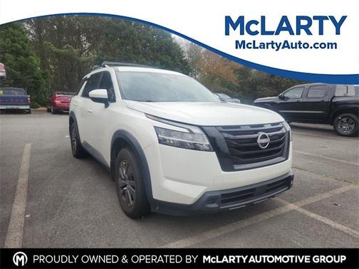 2022 Nissan Pathfinder SV