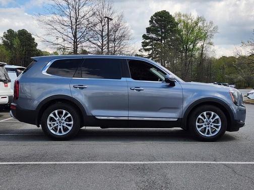 Everlasting Silver 2022 Kia Telluride LX