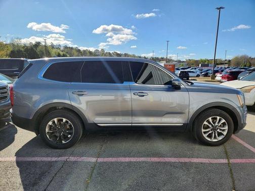 Everlasting Silver 2022 Kia Telluride LX