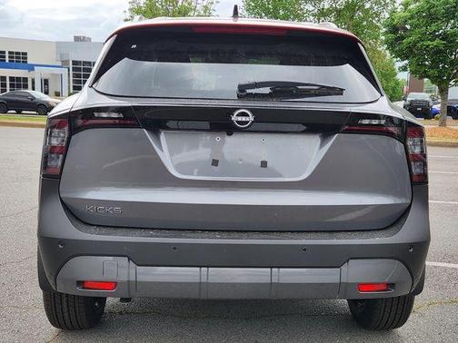 2t Gun Red Roof 2026 Nissan Kicks SV