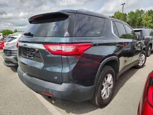 Graphite Metallic 2018 Chevrolet Traverse LT Cloth