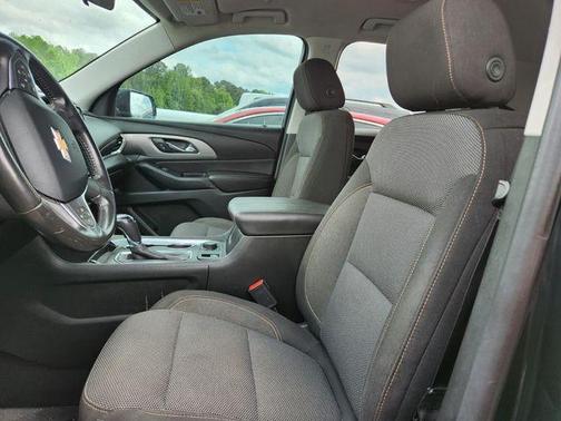 Graphite Metallic 2018 Chevrolet Traverse LT Cloth