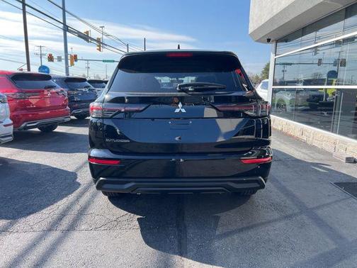 Labrador Black Pearl 2026 Mitsubishi Outlander ES 1.5T 2WD