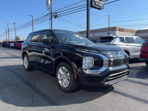 Labrador Black Pearl 2026 Mitsubishi Outlander ES 1.5T 2WD