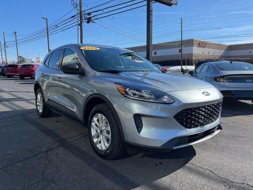 ICONIC SILVER 2022 Ford Escape SE