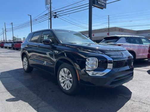 Labrador Black Pearl 2026 Mitsubishi Outlander ES 1.5T S-AWC