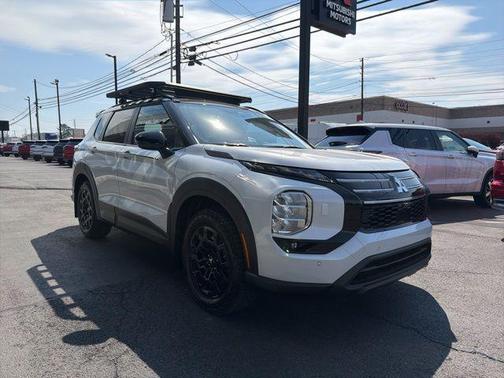 White Diamond/Black Roof 2026 Mitsubishi Outlander Trail Edition 2.5 S-AWC