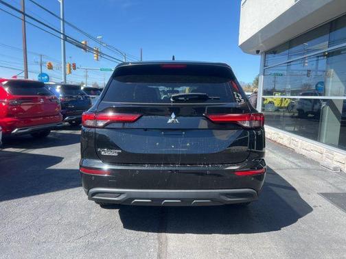 Black Diamond 2022 Mitsubishi Outlander ES 2.5 2WD