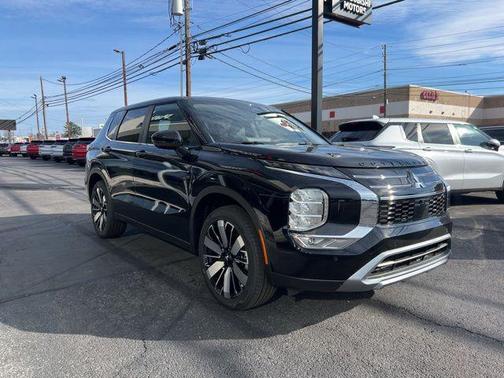 Labrador Black Pearl 2026 Mitsubishi Outlander SE 1.5T S-AWC