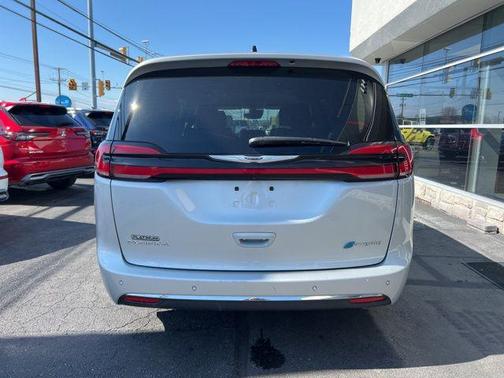2024 Chrysler Pacifica Hybrid Select