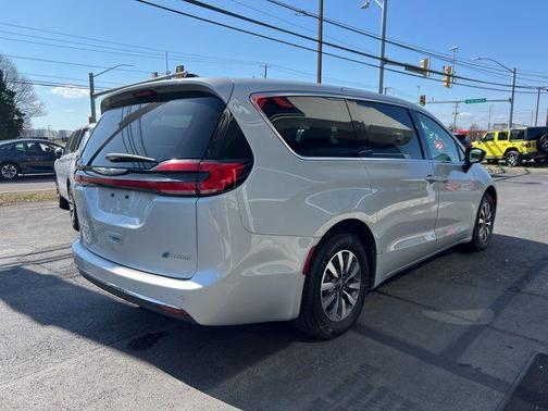 2024 Chrysler Pacifica Hybrid Select