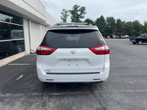2019 Toyota Sienna LE