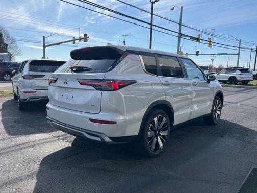 White Diamond 2026 Mitsubishi Outlander SE 1.5T S-AWC